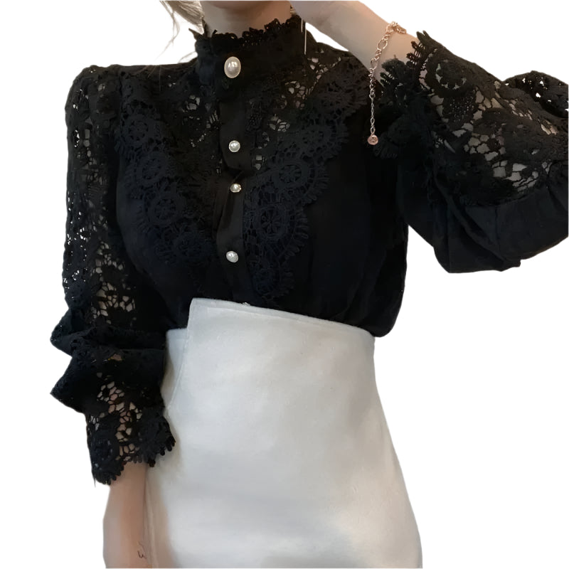 Tidløs blondebluse, en stilren bluse for kvinner som verdsetter eleganse og komfort i damemote.