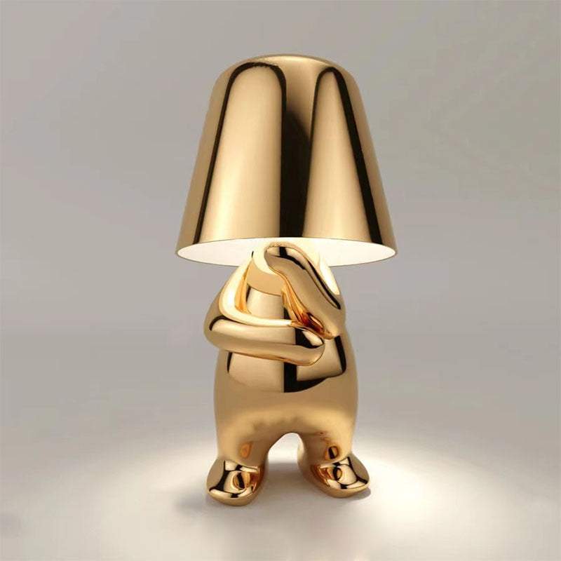 Sølvfarget bordlampe, moderne interiørdetalj. Skaper koselig stemning i stuen eller som soveromslys.