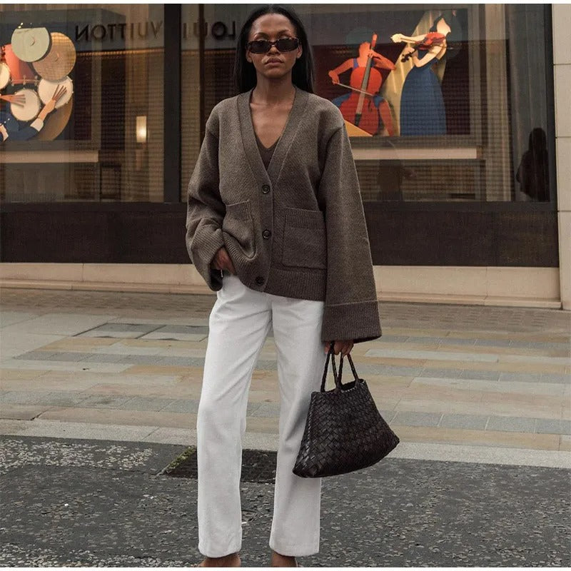 Kvinne iført elegant brun V-hals cardigan, viser fritids- og motepotensial