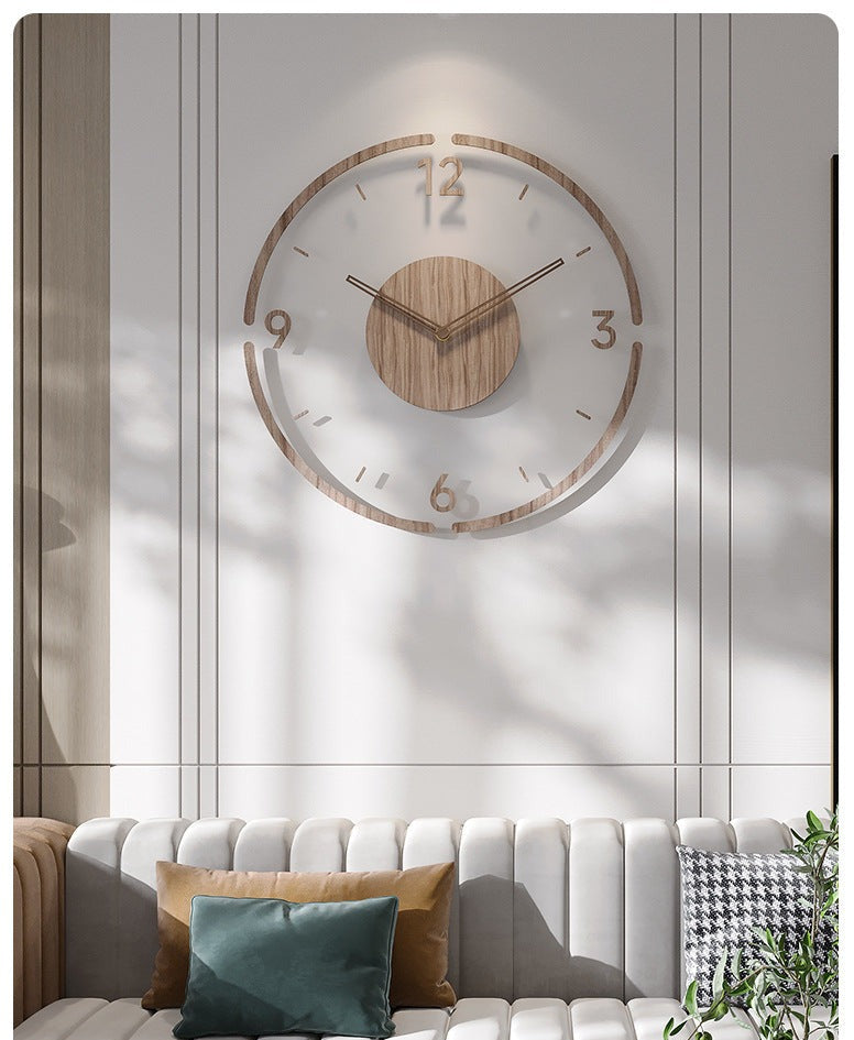 Stille veggur i skandinavisk design, brunt Ø35 cm. Perfekt for moderne stue eller elegant kontorklokke.
