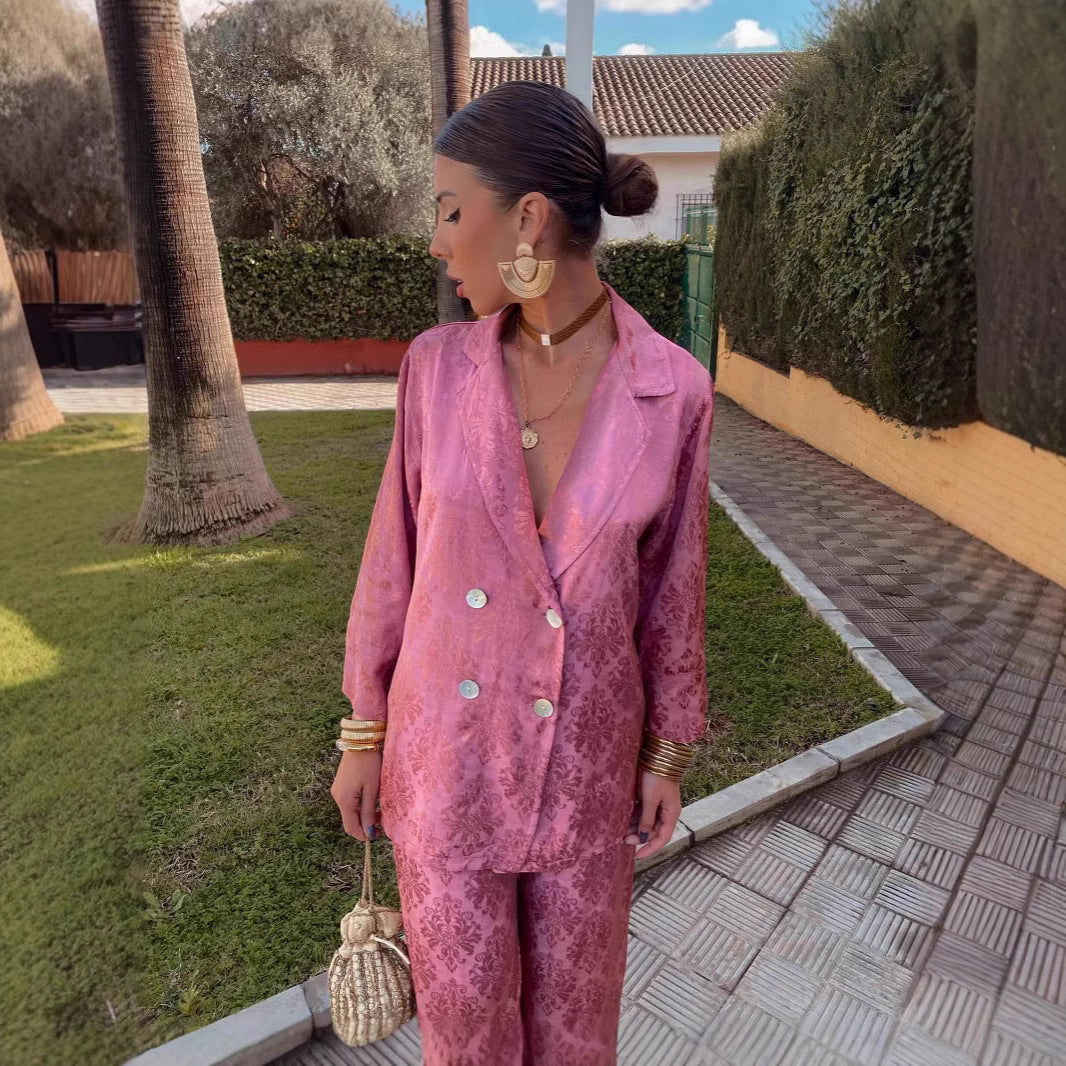 "Elegant buksedrakt med strukturert blazer og vide bukser i mykt stoff for en moderne og profesjonell look."