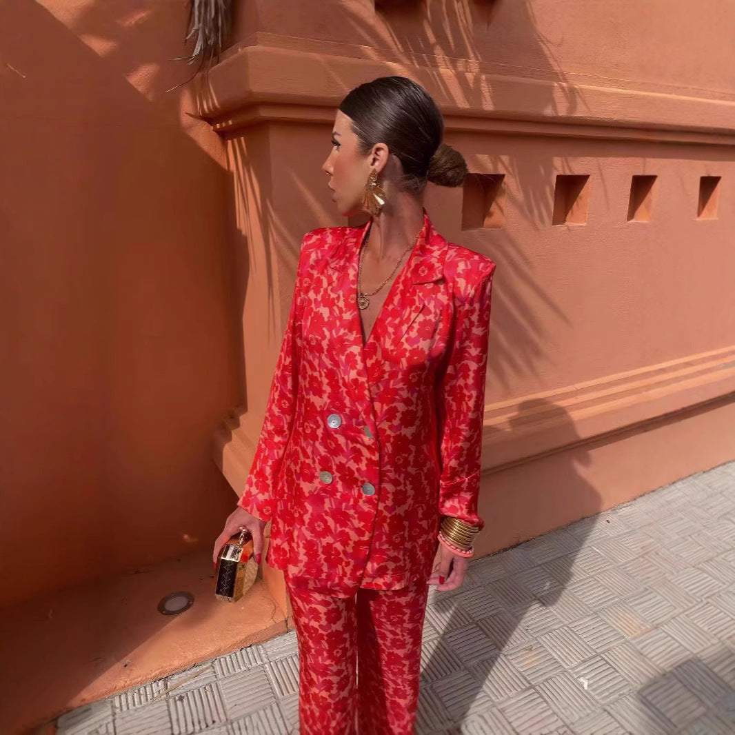 "Elegant buksedrakt med strukturert blazer og vide bukser i mykt stoff for en moderne og profesjonell look."