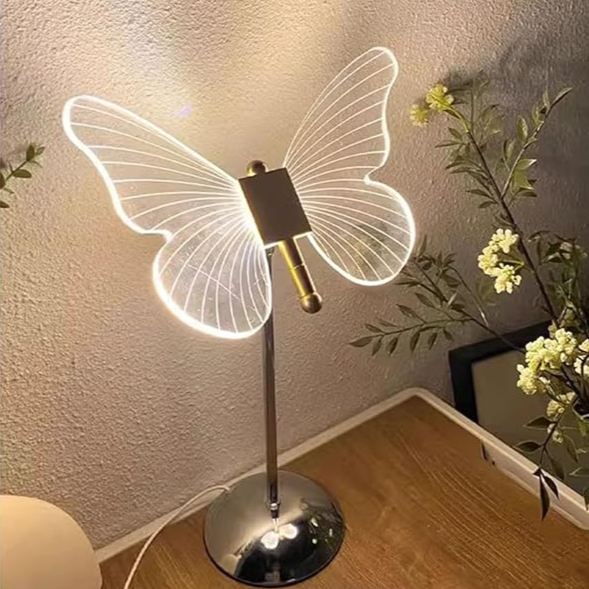 "Elegant Butterfly Crystal bordlampe i metall og akryl, med sommerfugldesign og delikat LED-lys, for koselig atmosfære."