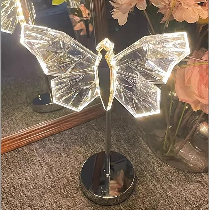 "Elegant Butterfly Crystal bordlampe i metall og akryl, med sommerfugldesign og delikat LED-lys, for koselig atmosfære."