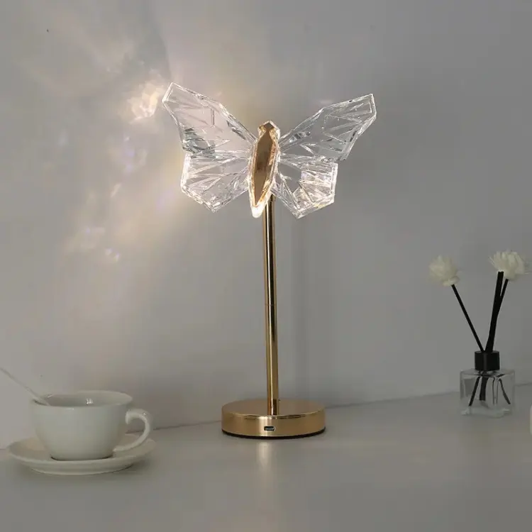 "Elegant Butterfly Crystal bordlampe i metall og akryl, med sommerfugldesign og delikat LED-lys, for koselig atmosfære."