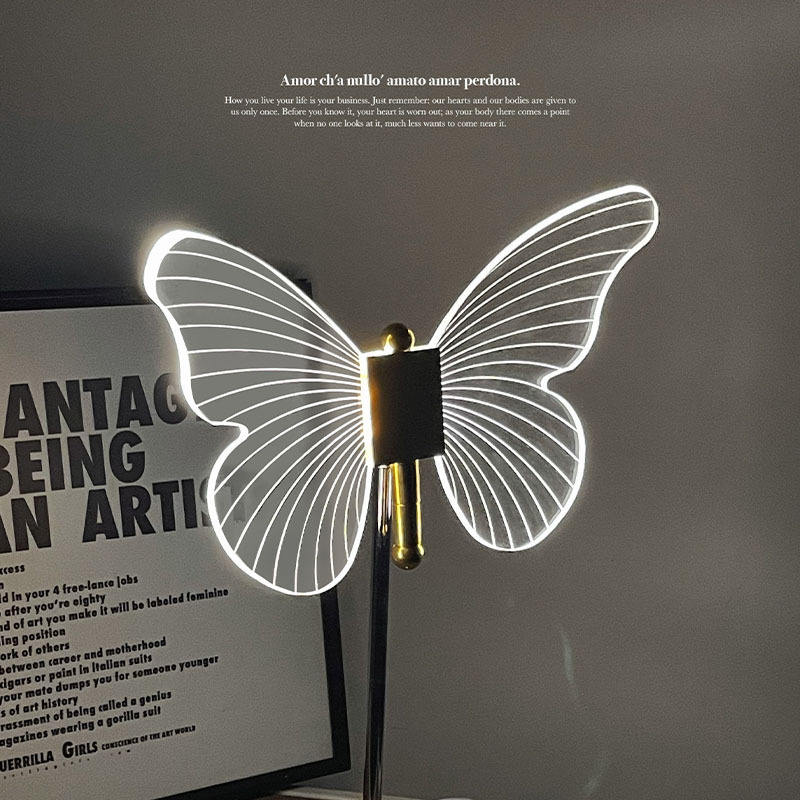 "Elegant Butterfly Crystal bordlampe i metall og akryl, med sommerfugldesign og delikat LED-lys, for koselig atmosfære."