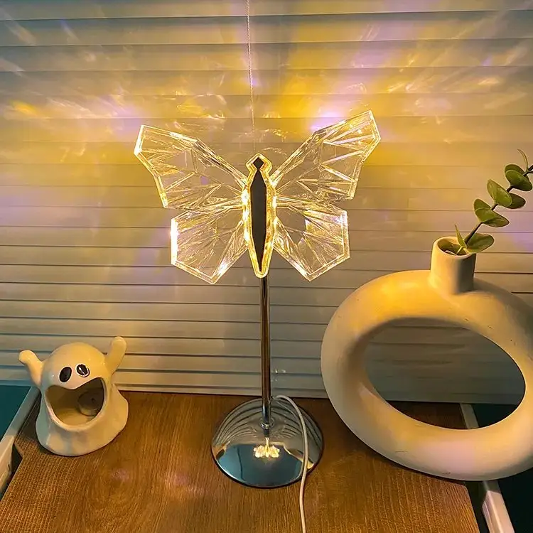"Elegant Butterfly Crystal bordlampe i metall og akryl, med sommerfugldesign og delikat LED-lys, for koselig atmosfære."
