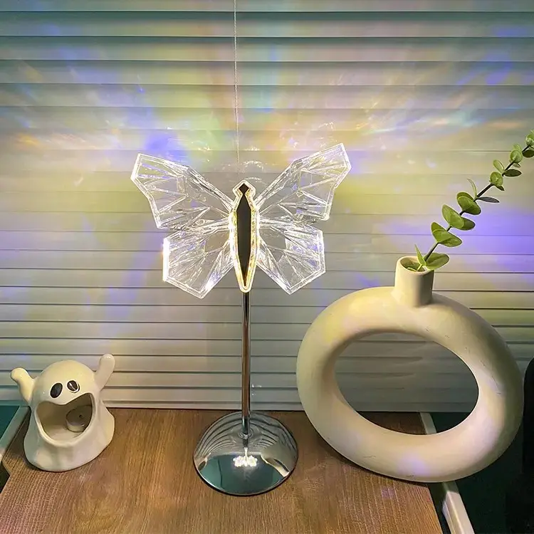 "Elegant Butterfly Crystal bordlampe i metall og akryl, med sommerfugldesign og delikat LED-lys, for koselig atmosfære."
