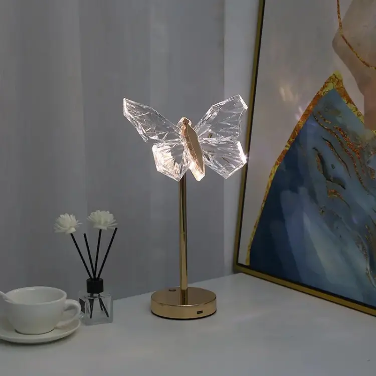 "Elegant Butterfly Crystal bordlampe i metall og akryl, med sommerfugldesign og delikat LED-lys, for koselig atmosfære."