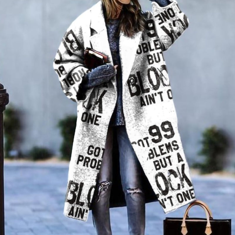 Varm og elegant dame oversized fargeblokk vinterkåpe, lang modell, for et sofistikert vinterantrekk.