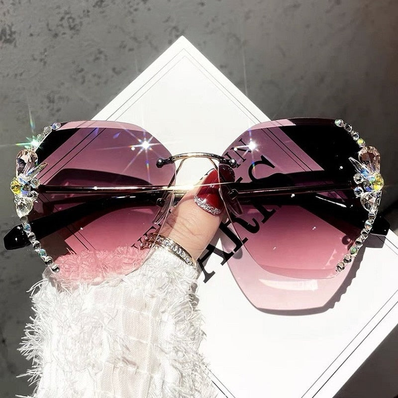 Nære bilde av dame solbrille uten ramme, viser de intrikate rhinestones, UV400 mote tilbehør.