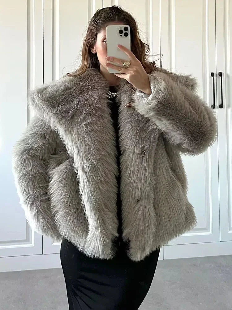 Elegant damejakke, perfekt som festjakke eller stilig hverdagsjakke om vinteren. Mote og varme kombinert.