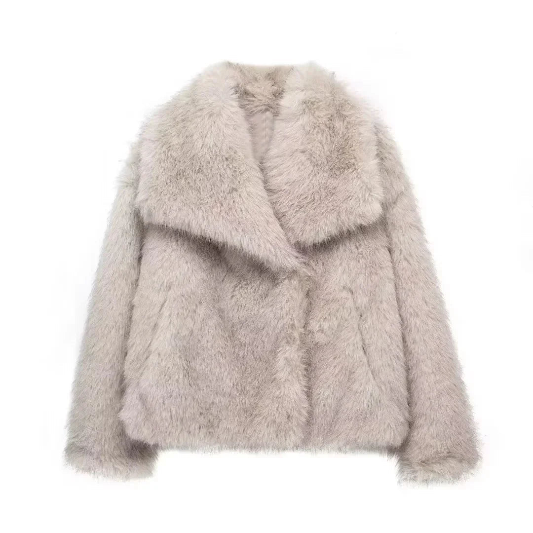 Dame modell iført elegant vinterjakke. Varmt yttertøy som gir en sofistikert look. Ideell for kaldt vær.