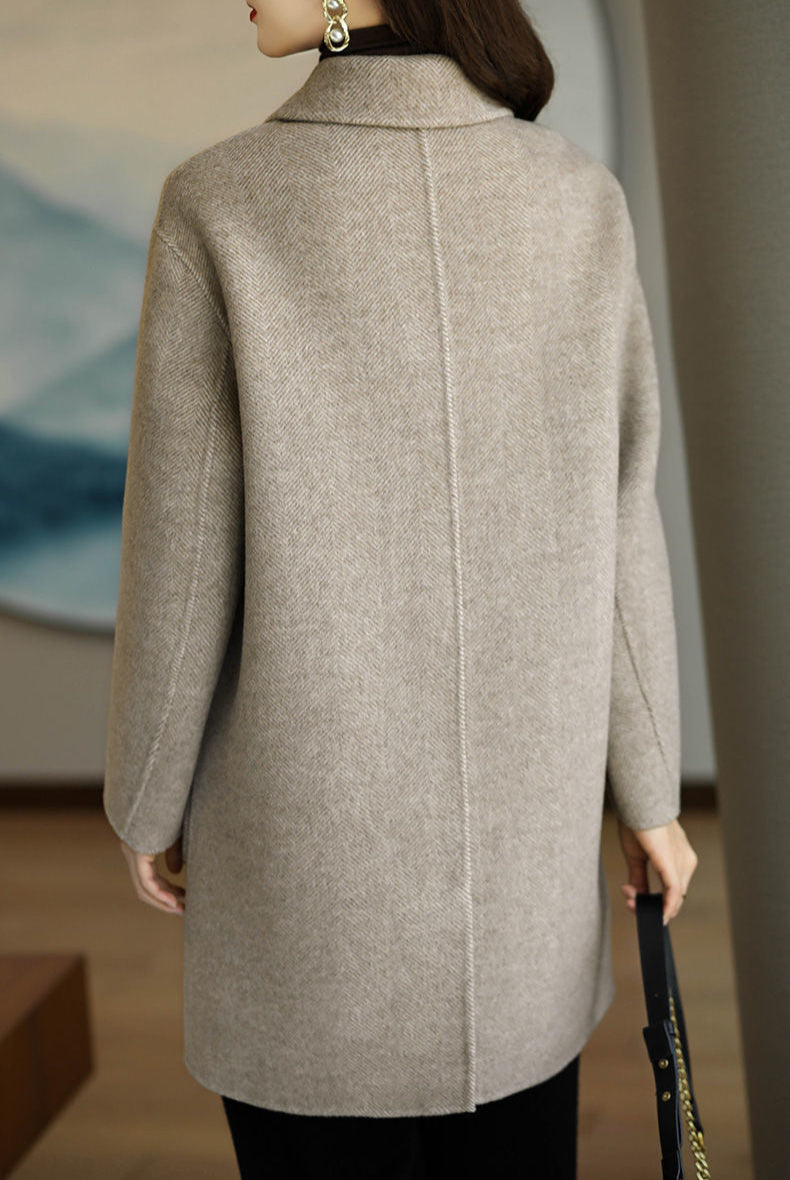 Stilren svart dame vinterjakke. Elegant yttertøy som holder deg varm og komfortabel.