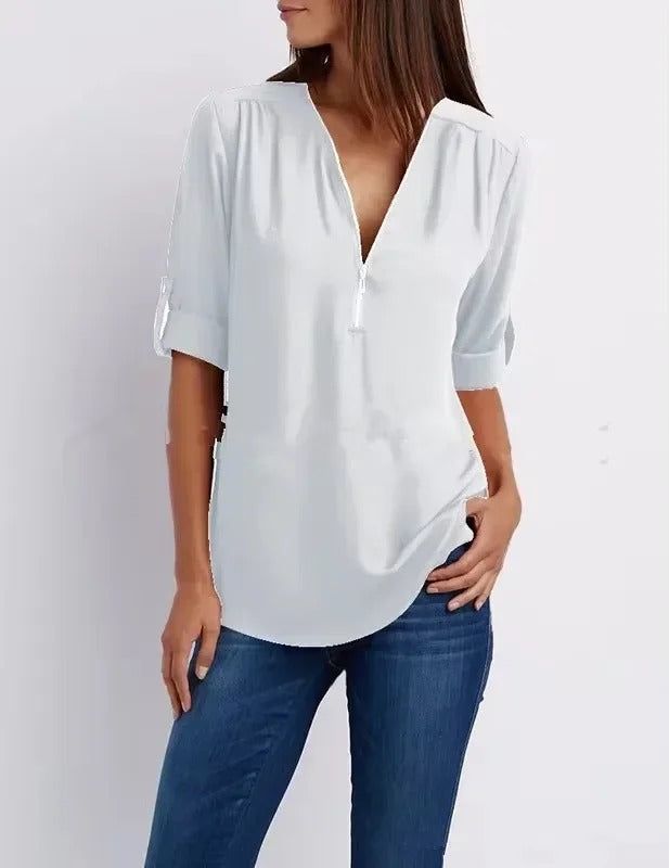 Klassisk V-hals bluse for damer, enkel å style for ulike anledninger.