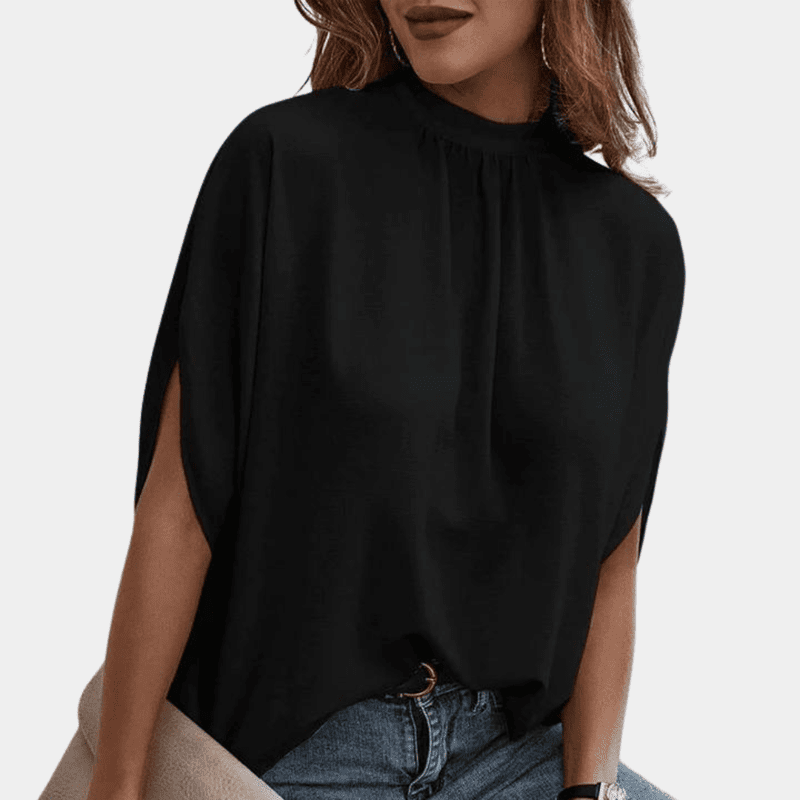 Damebluse med halvlange ermer, fremhevet av elegante splittdetaljer. En allsidig bluse for mange anledninger.