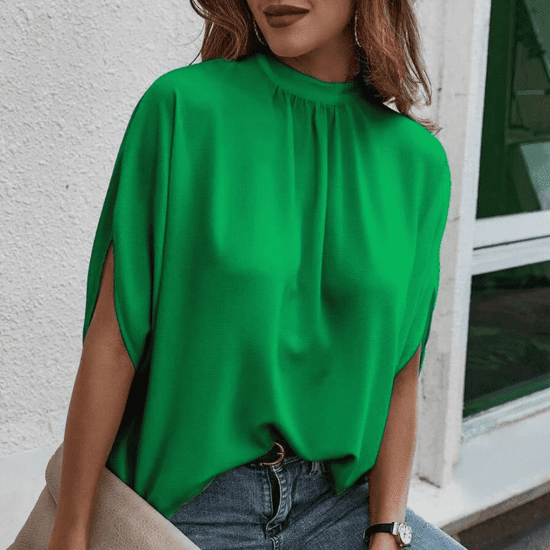 Motebevisst damebluse med halvlange ermer og elegante splittdetaljer. Et must for vår- og sommergarderoben.
