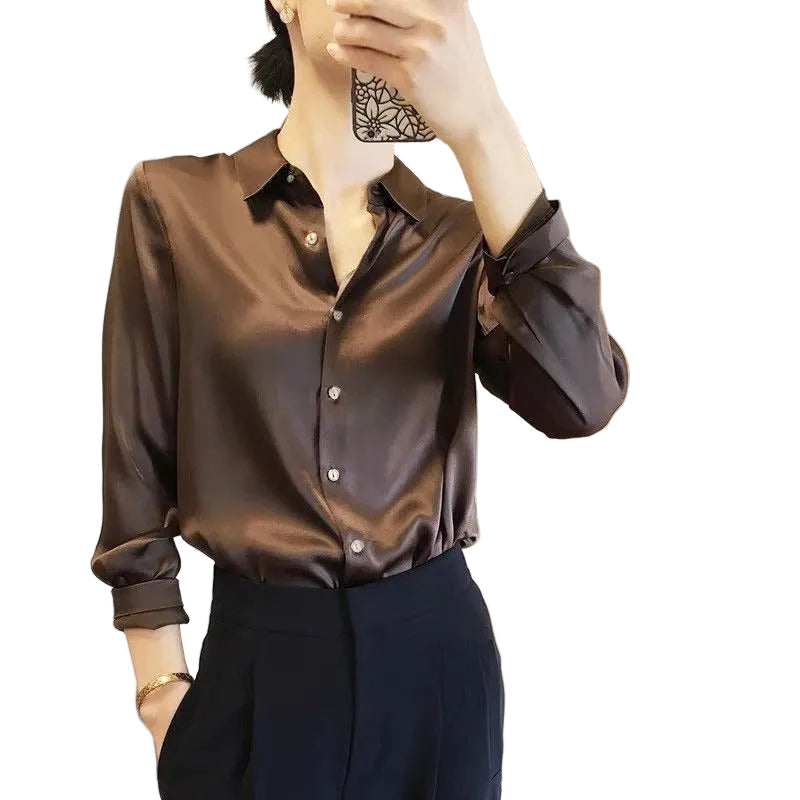 Elegant damebluse med reverskrage, langermet og komfortabel passform for jobb og hverdag.