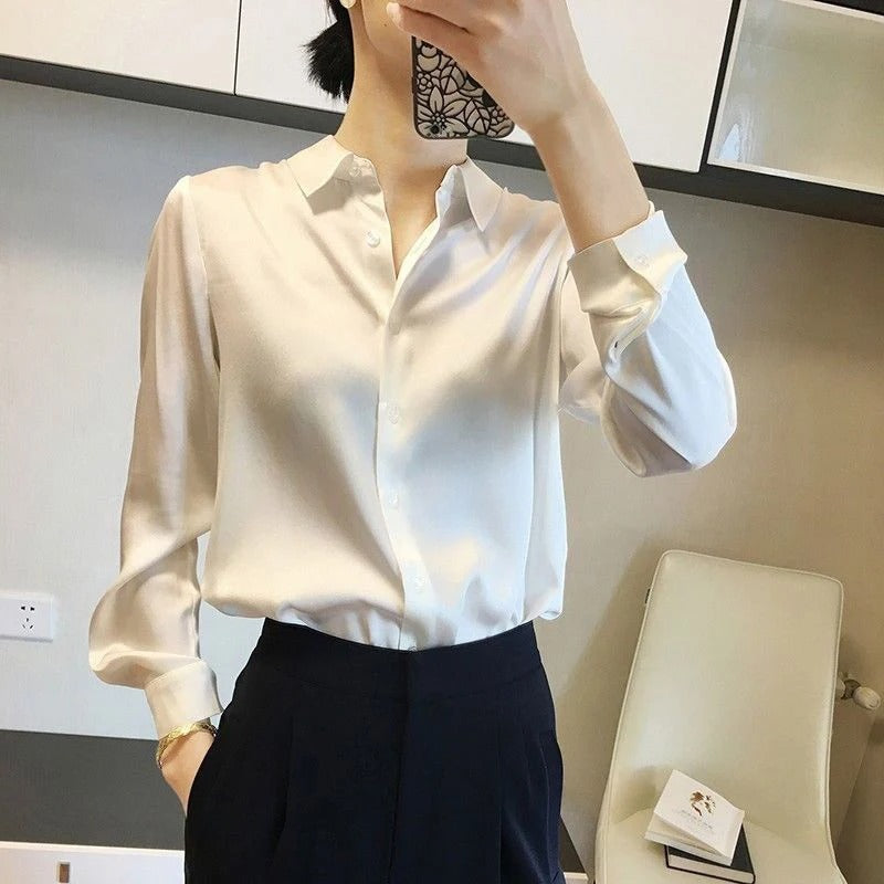 Komfortabel damebluse i tidløst design, med elegant reverskrage og langermede ermer.
