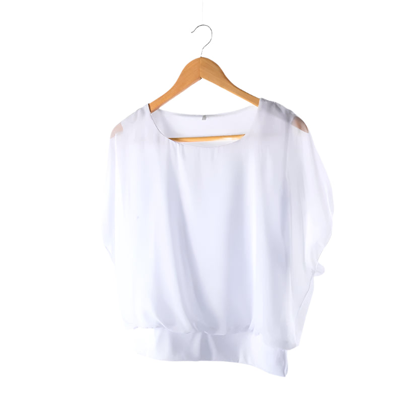 Enkel og elegant damebluse med flaggermusermer og volanger for et moderne og behagelig uttrykk.