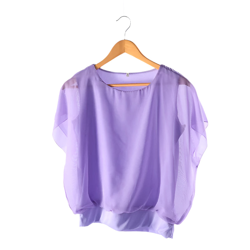 Løstsittende sommerbluse med flaggermusermer og pene volangdetaljer, en trendy fritidsbluse.