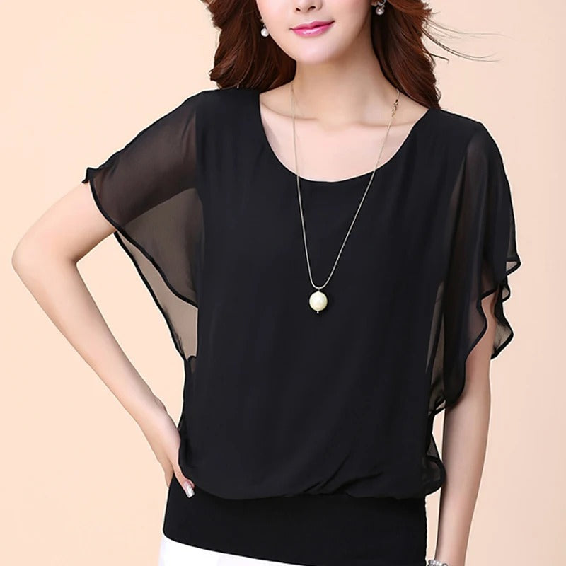 Komfortabel damebluse med løs passform, flaggermusermer og trendy volanger for en moderne look.