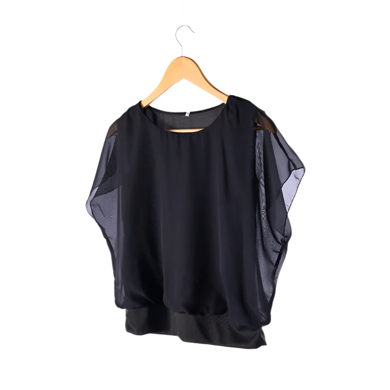 Chic fritidsbluse med volanger og flaggermusermer; en elegant del av sommergarderoben.