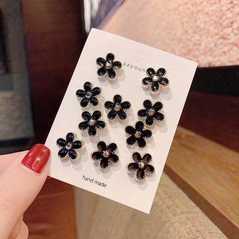 Unik damebrosje med glitrende perler, ideell som gave eller personlig pynt.