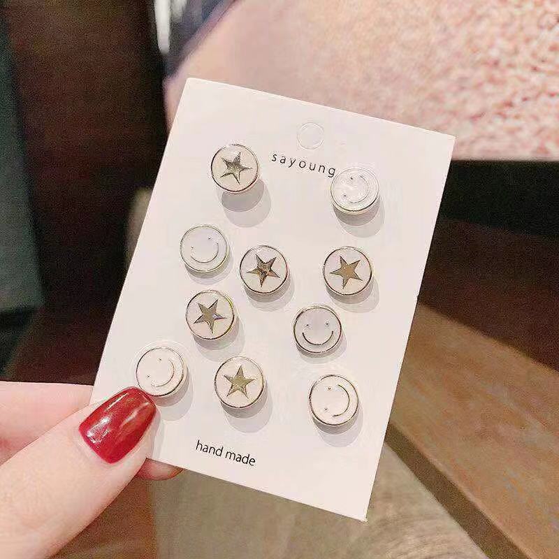 Vakker damebrosje, et moteriktig tilbehør med perler og sinklegering for pynt.