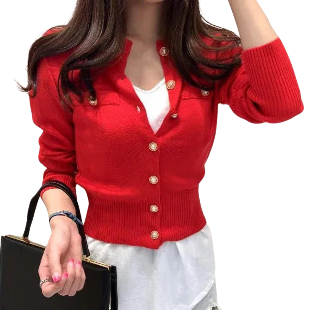 Dame i elegant enkelbrystet cardigan, stylet for et moderne motebilde.