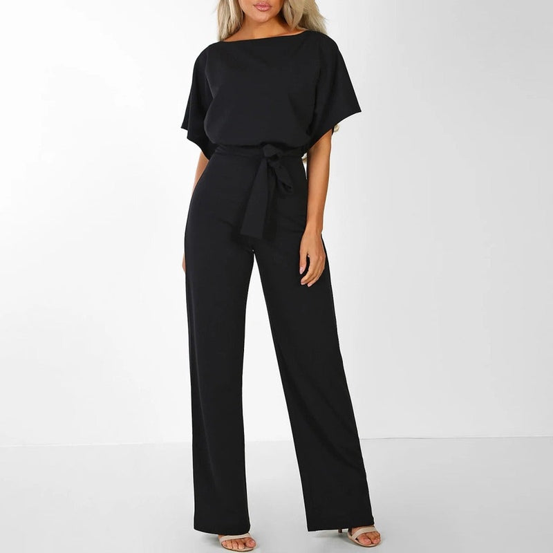Komfortabel damejumpsuit med elegant snøring i midjen. Ideell som festantrekk eller for en avslappet hverdag.