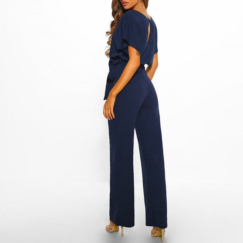 Svart damejumpsuit med snøring i midjen og vide ben. Moderne, elegant og komfortabel for både fest og hverdag.