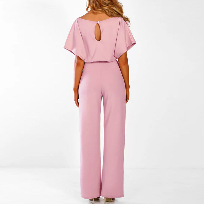 Fullfigur av dame i en komfortabel jumpsuit med snøring i midjen og vide ben. Moderne og elegant stil.