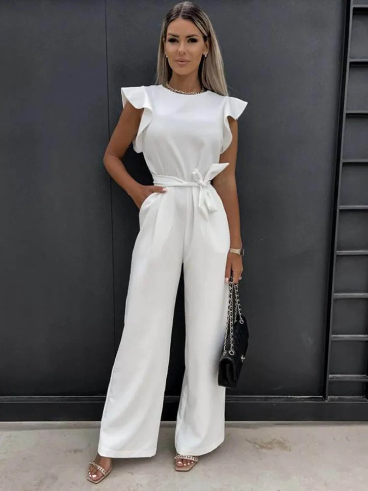 Damejumpsuit i full lengde med vide ben og volanger, demonstrerer elegant stil og bevegelsesfrihet.
