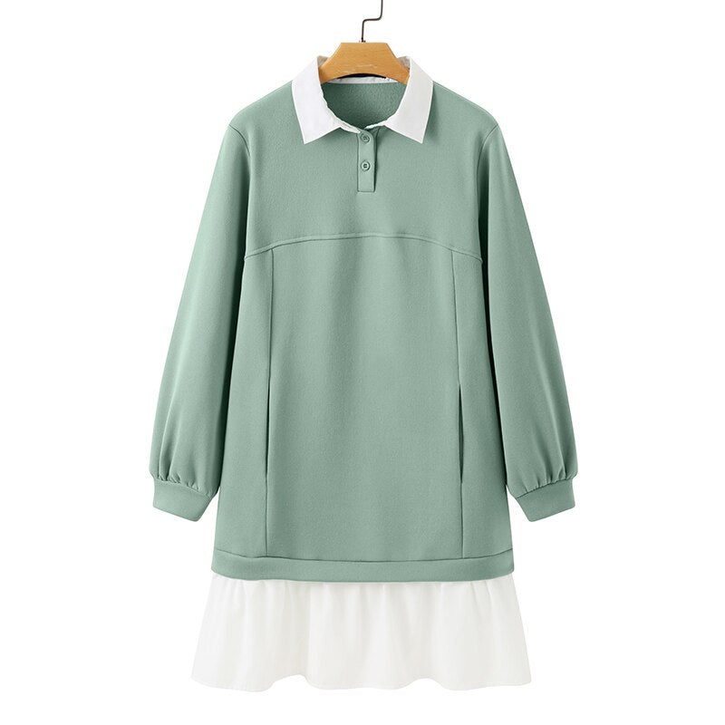 Elegant damekjole med krage, knappestolpe og lange ermer, i løs passform for høst og vinter