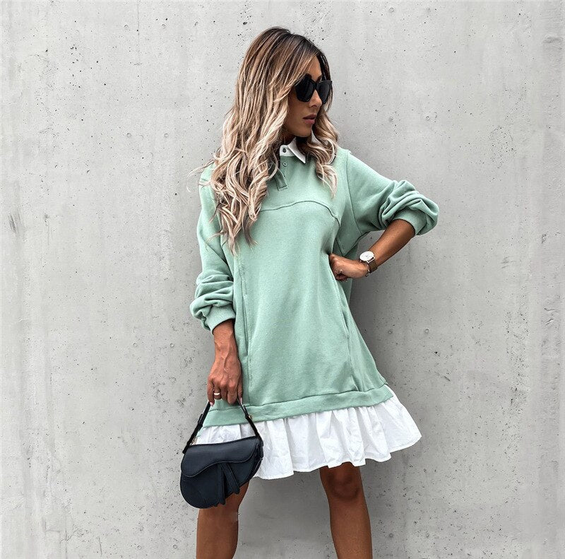 Høstkjole for dame med krage og knappestolpe, løs passform og lange ermer i polyesterstoff