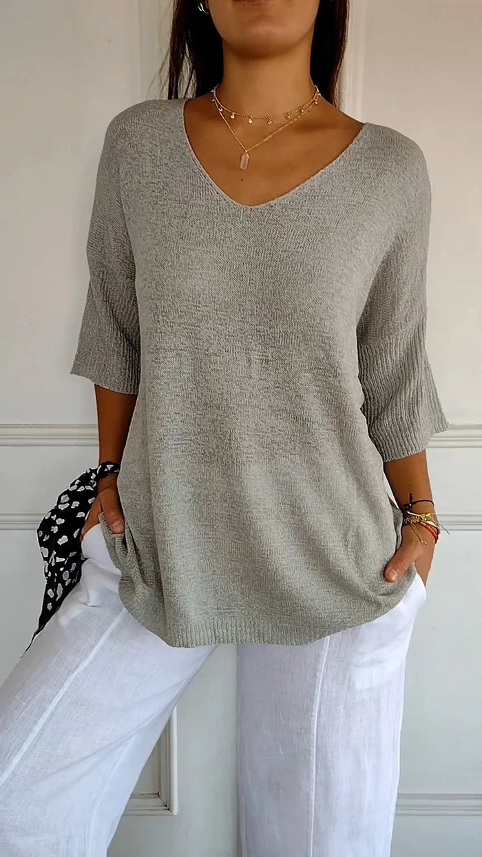 Enkelpleie V-hals bluse for kvinner. En elegant og komfortabel topp som passer til alt.