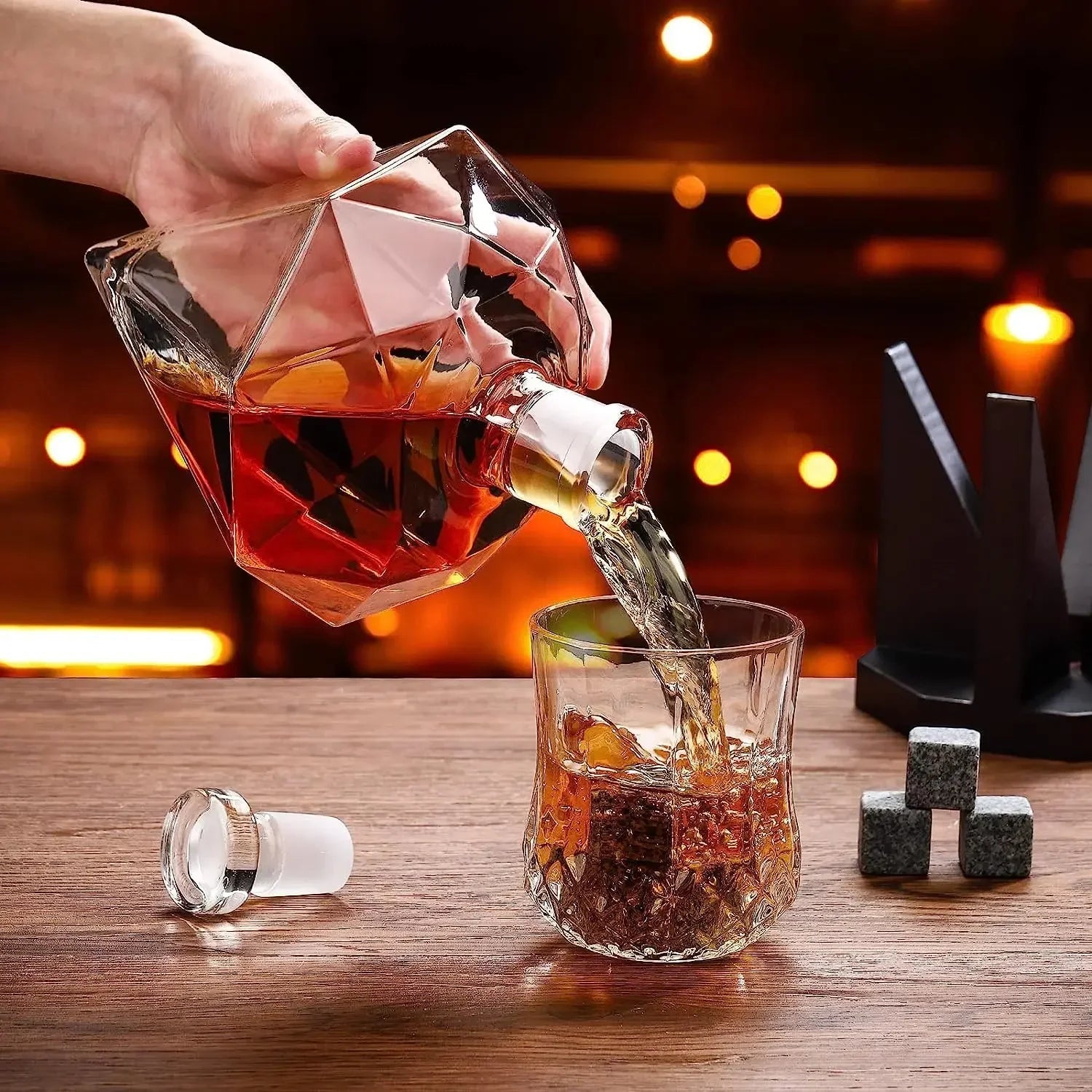 Whiskykaraffel med diamantfasett og treholder. Essensielt tilbehør for en sofistikert hjemmebar.