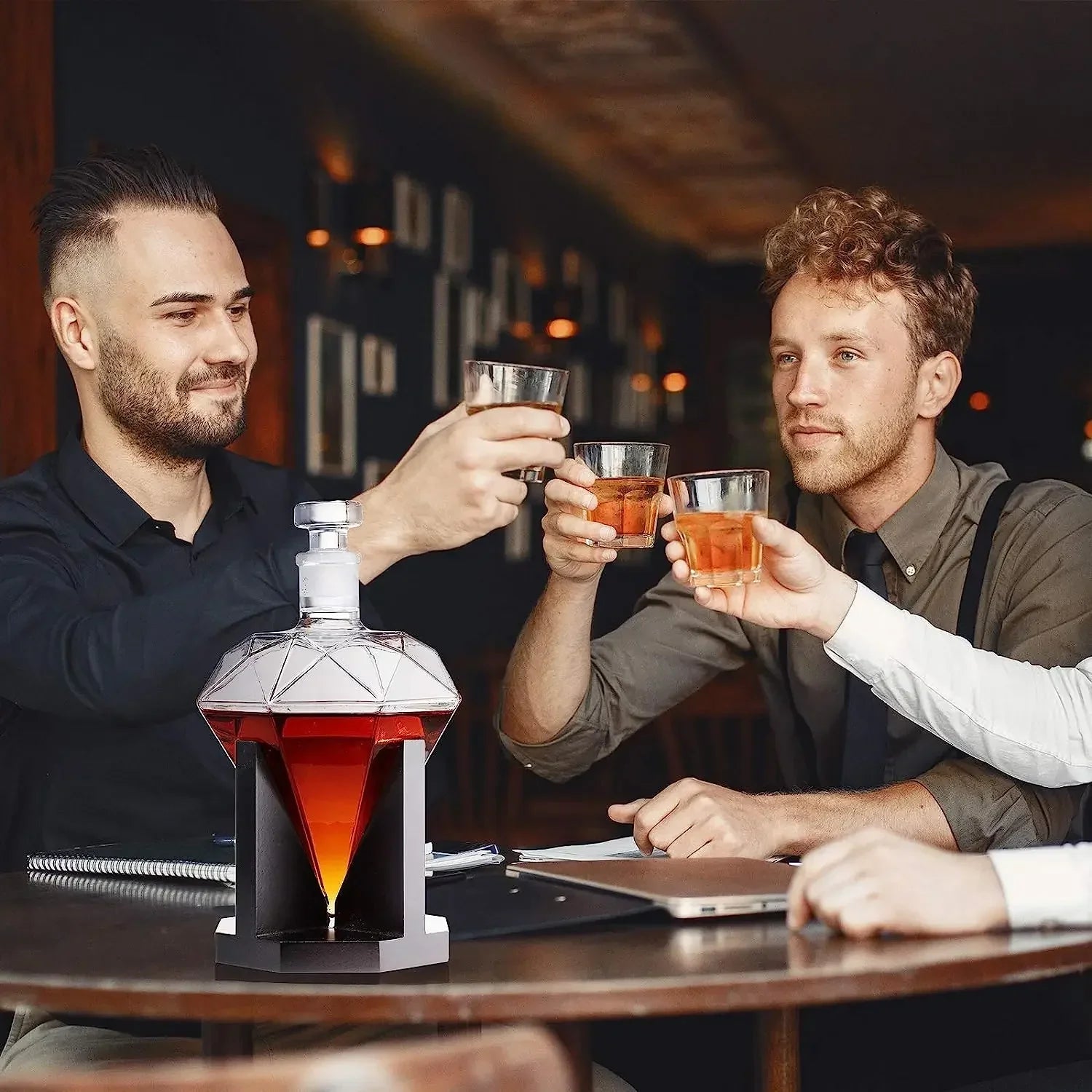 Krystall whisky dekanter, diamantformet, med treholder. Server whisky elegant fra denne vakre karaffelen.