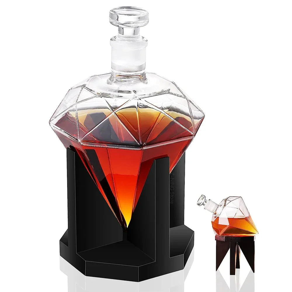 Dekorativt diamant karaffelsett for whisky i krystall med en praktisk og elegant treholder.