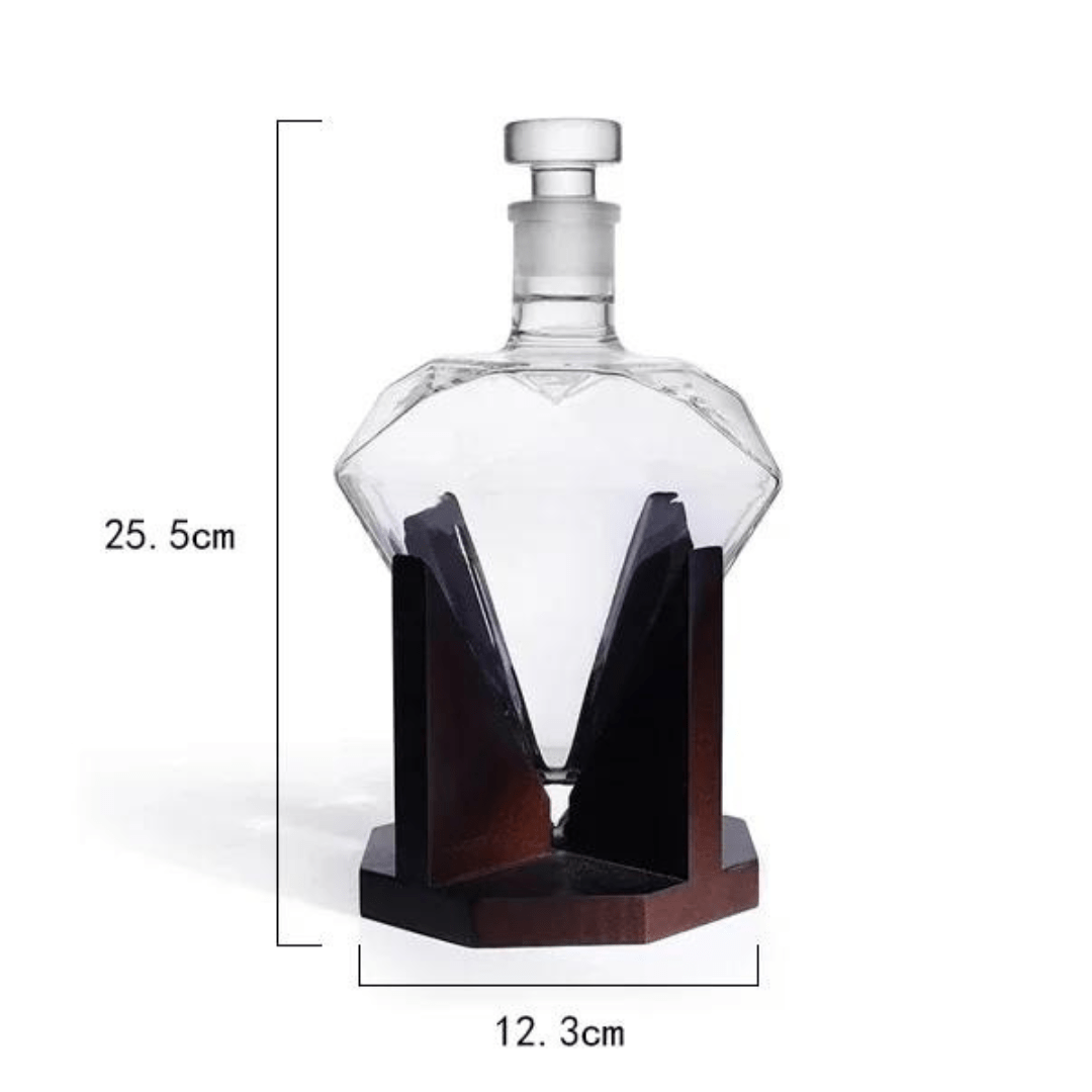 Skinnende diamantformet whiskykaraffel i krystall, klar for favorittwhiskyen din. Inkluderer treholder.