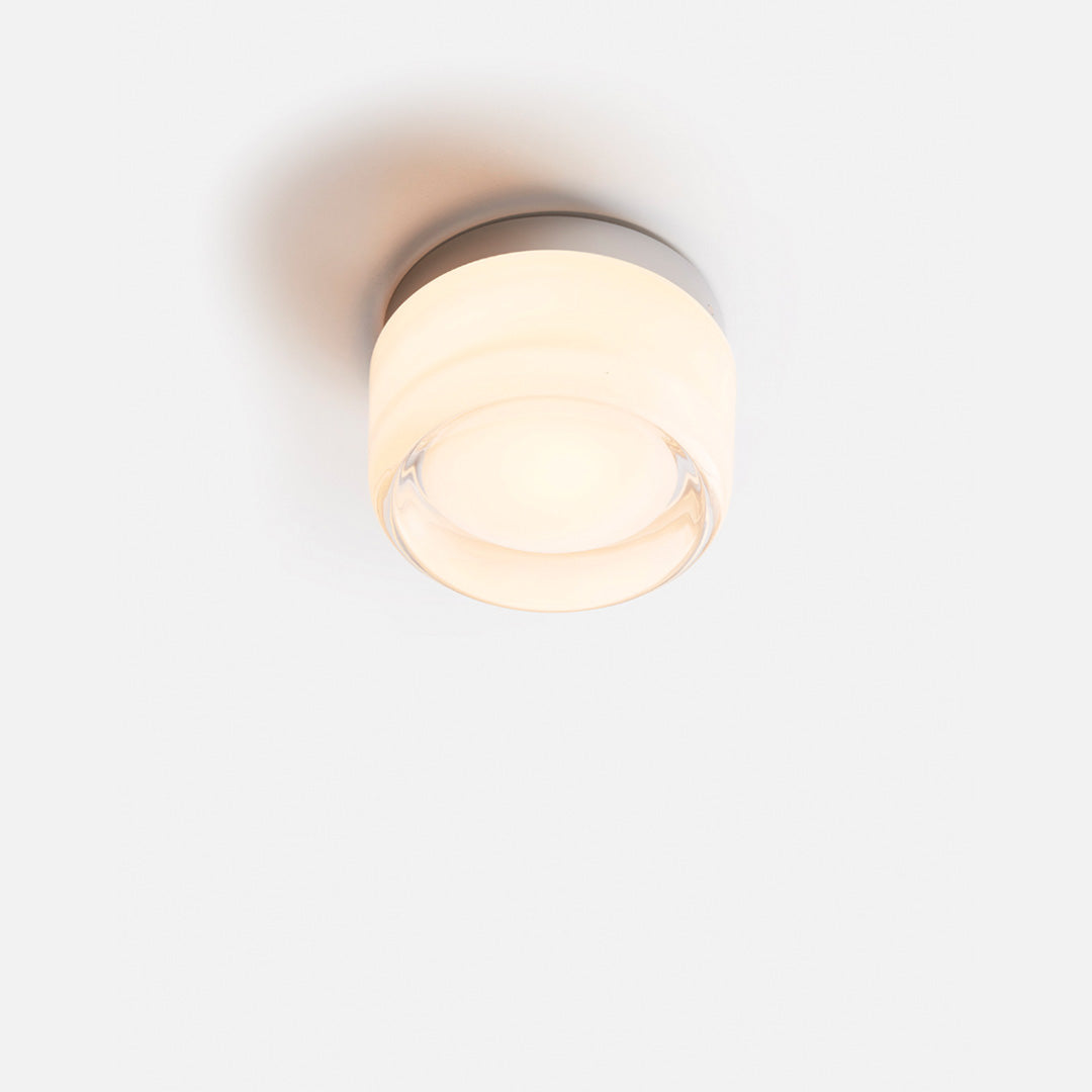 "Elegant Dimple vegglampe i moderne design, laget av akryl og aluminium. Mykt LED-lys i hvit, ravfarget og røyk."