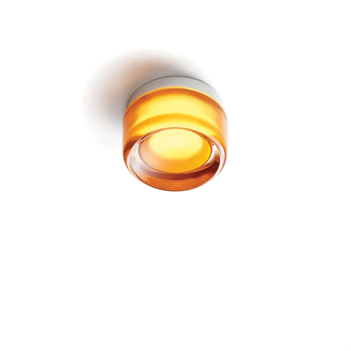 "Elegant Dimple vegglampe i moderne design, laget av akryl og aluminium. Mykt LED-lys i hvit, ravfarget og røyk."