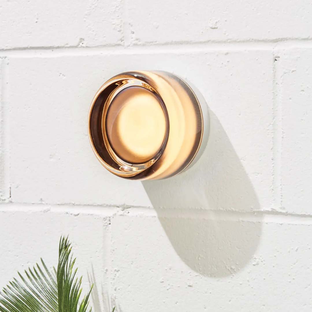 "Elegant Dimple vegglampe i moderne design, laget av akryl og aluminium. Mykt LED-lys i hvit, ravfarget og røyk."
