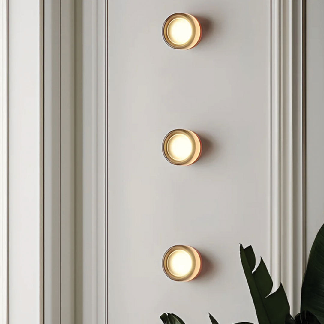 "Elegant Dimple vegglampe i moderne design, laget av akryl og aluminium. Mykt LED-lys i hvit, ravfarget og røyk."