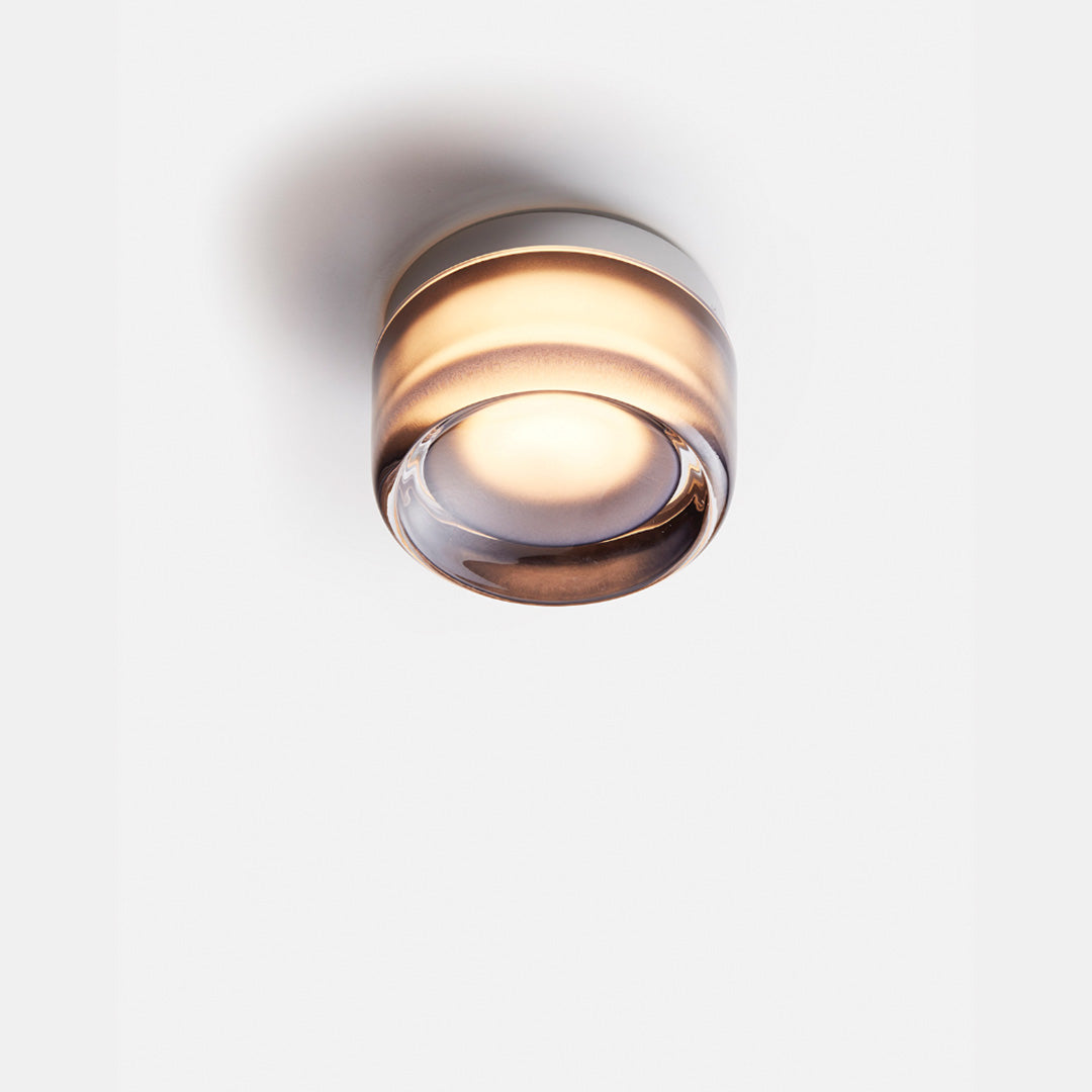 "Elegant Dimple vegglampe i moderne design, laget av akryl og aluminium. Mykt LED-lys i hvit, ravfarget og røyk."