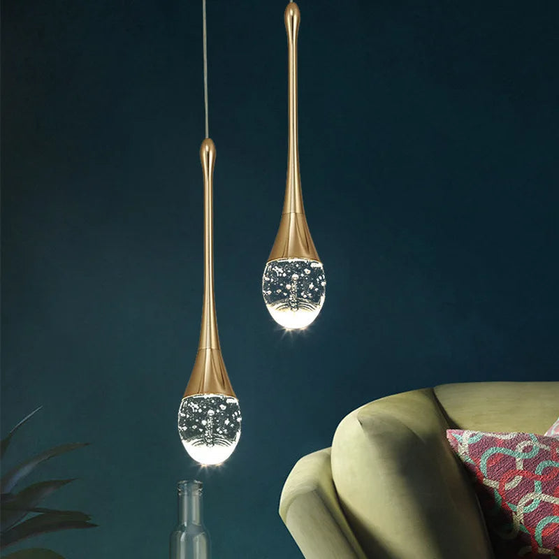 Svart dråpeformet taklampe med gyldne detaljer, elegant belysning til stue og hall.