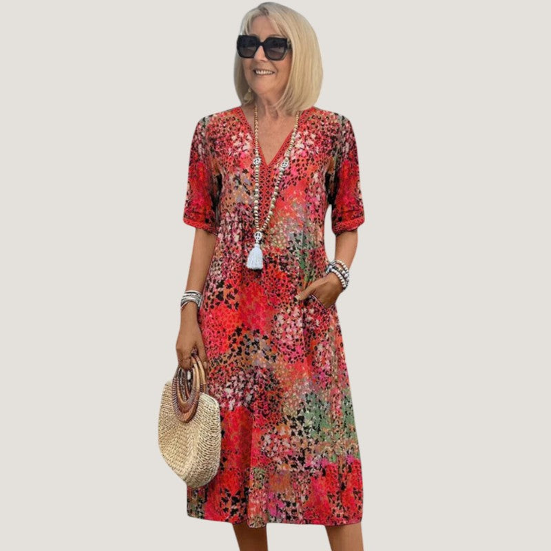 Fargerik sommer maxikjole til dame med elegant drapering, perfekt for solfylte dager.