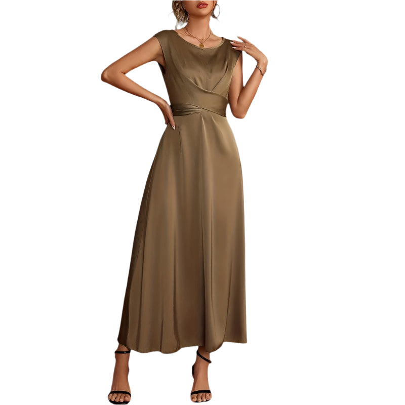 Elegant ermeløs aftenkjole i satin for kvinner. Perfekt formell festantrekk i brun og beige.