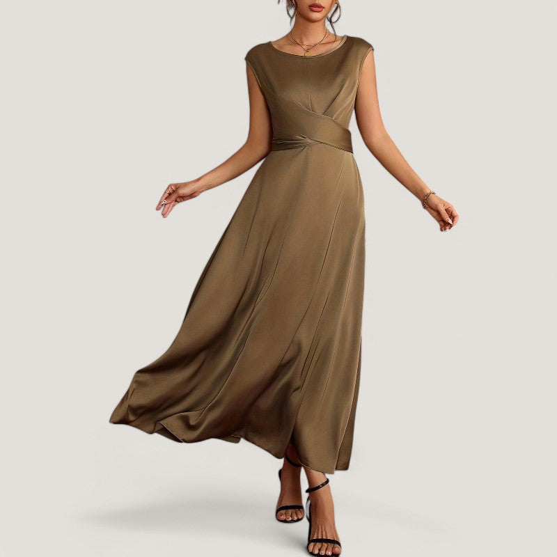 Brun ermeløs aftenkjole i satin. Tidløs, elegant selskapskjole for formelle anledninger.